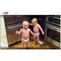 以心伝心！楽しそうに会話する双子の赤ちゃんにメロメロ！