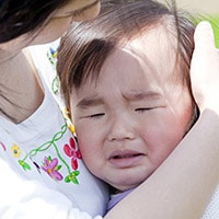 なんでママが抱っこすると赤ちゃんは泣くの？