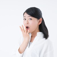 友人のふりをして相手を攻撃!? フレネミー女子に注意