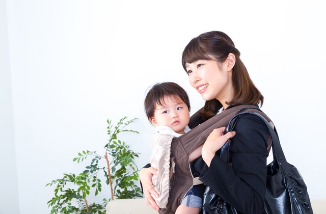 子どもを抱っこしている女性