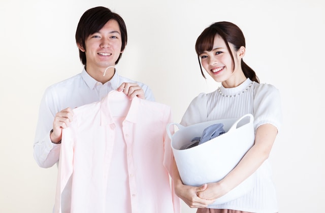 家事をする夫婦