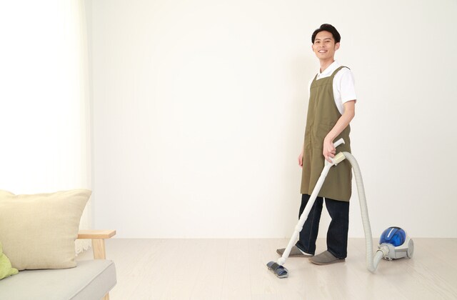 掃除をする男性
