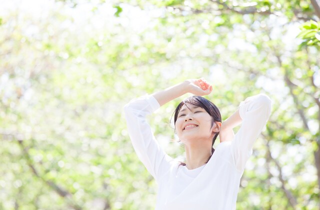 散歩する女性