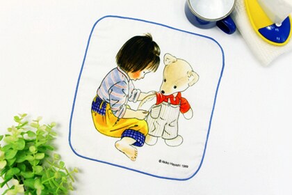 縁をパイピング加工しているので、ほつれにくく長く使えます。安心の日本製。21×21cm。『こんとあき』 ガーゼハンカチ／594円