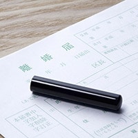 “不倫”が原因の離婚…慰謝料の相場って?