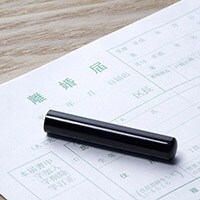 “不倫”が原因の離婚…慰謝料の相場って？