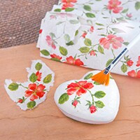 100均活用！ママに人気のデコパージュとは