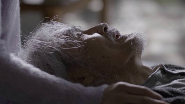 おじいちゃんは18歳!?縁側での女性とおじいちゃんの会話に心温まる♪