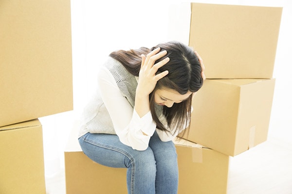 荷物転送アルバイトに待った! 勝手に携帯が契約されるかも…