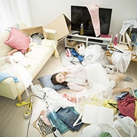 部屋が片づけられない…それって「ためこみ障害」かも？