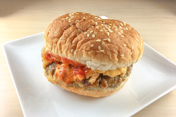 チェダーチーズがたまらないグルメバーガー濃厚チーズ