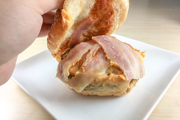 おいしそうなベーコンが2枚入っています