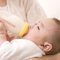 おっぱい神話で授乳ノイローゼに…粉ミルクではダメなの？