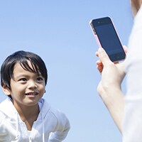 デジタル誘拐!?子どもの写真をSNSに投稿すると危険かも