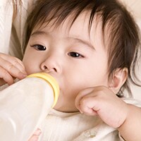 粉ミルクよりも便利!?液体ミルクがついに日本でも解禁検討へ