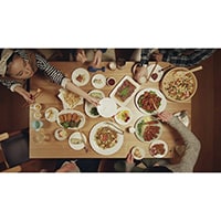 テーブルから見た家族の成長　何気ない日常こそに幸せが…