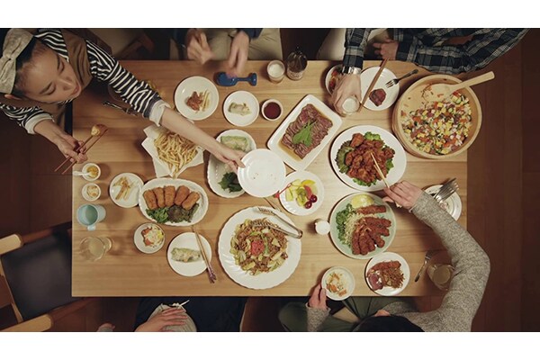 テーブルから見た家族の成長　何気ない日常こそに幸せが…