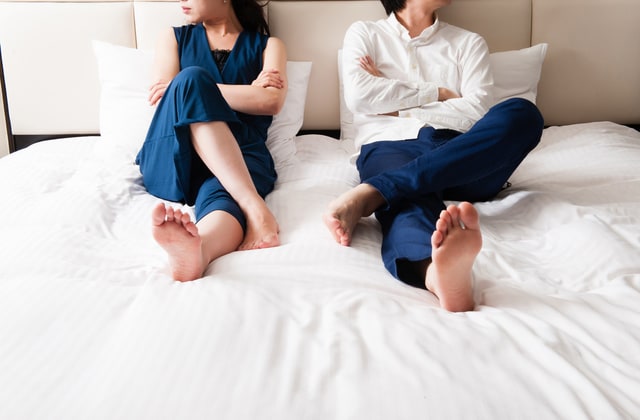 ベッドの上で顔を合わせない男女