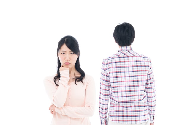背中を向けあっている夫婦