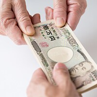 夫が毎月義母に30万円の仕送り、あなたなら許せる?