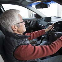 高齢者の交通事故増加…免許返納で特典があるって知ってた？