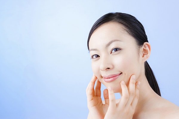 毛穴が消える!?SNSで話題の乳液洗顔を徹底解説