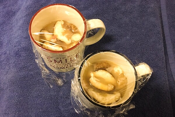具を入れ軽くラップをしたマグカップ