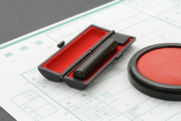 複数の女性と浮気する夫 証拠を掴んだ妻は離婚すべき?