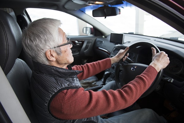 高齢者の交通事故増加…免許返納で特典があるって知ってた？
