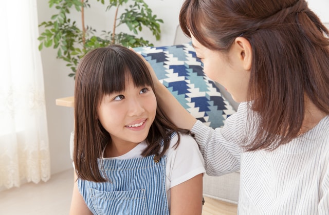 母親が子どもをほめている様子