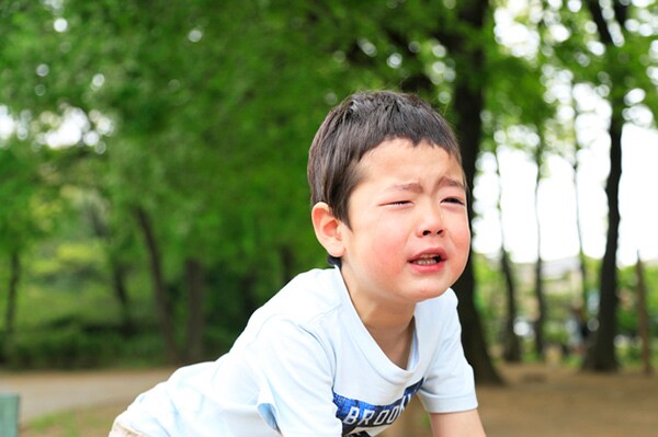 泣きわめく子ども