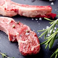 羊肉ってどんな栄養価があるの? 豚や肉と比べると…
