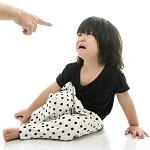 子どもを脅してしまう、その心理とは？