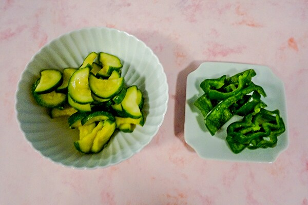 ズッキーニとピーマンの浅漬け