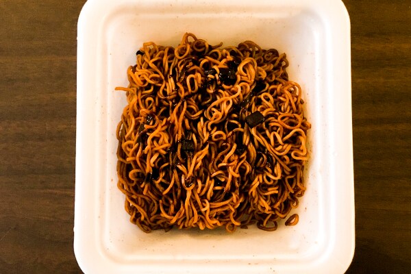 「明星　一平ちゃん夜店の焼きそば　チョコソース」の味は…