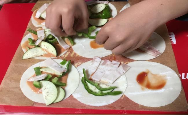 カンタン！ラクチン！子どもも楽しい！餃子の皮でミニピザ