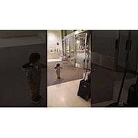 【癒される】はじめて自動ドアを見た子どものリアクションがオモシロ可愛い