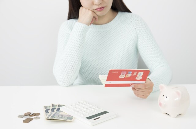 通帳を見る女性