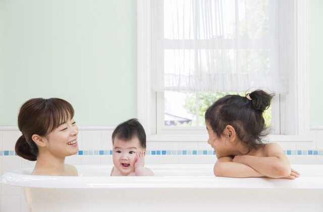 子どもと入浴している様子