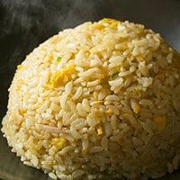 卵先混ぜではない！「パラパラチャーハン」を作る4つのポイント