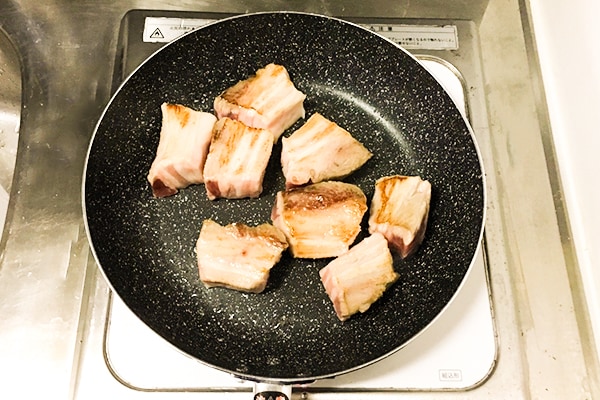 豚肉に焼き目をつける