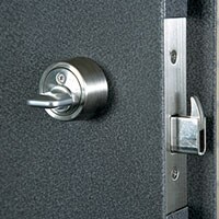 玄関のドアに穴が…空き巣の手口『サムターン回し』に要注意