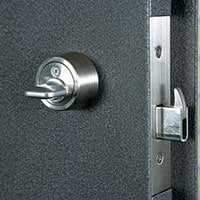 玄関のドアに穴が…空き巣の手口『サムターン回し』に要注意