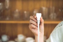 お家をチェック！コンセント火災になりやすい３つの身近な原因