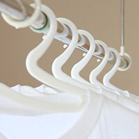 【花粉対策】部屋干しで大活躍「エアコンハンガー」と外干しのコツ