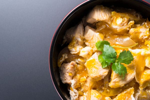 【たった5分で完成】電子レンジで大幅時短するスピード親子丼