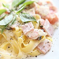 【パスタの定番】コンビニ食材で簡単激うまカルボナーラを作る方法