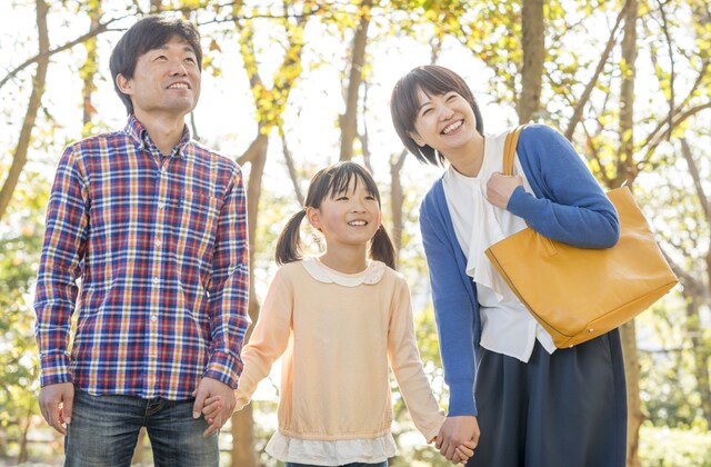 家族3人で出かけている様子