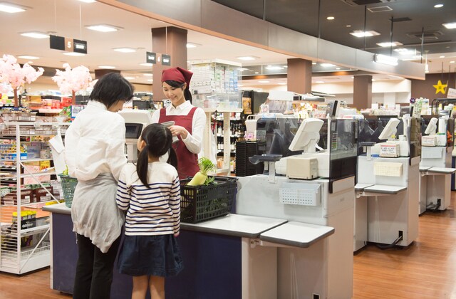 スーパーで買い物をする親子