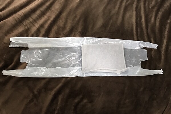 赤ちゃんのおしりを置く位置にタオルを敷く